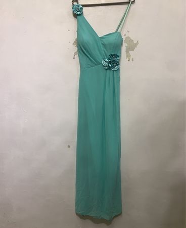 Türkisfarbenes Maxi-Kleid mit einem Schulterträger und floralen Verzierungen