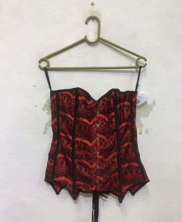 Rotes und schwarzes Spitzenkorsett