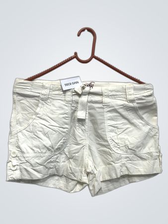 Weiße Cargo-Shorts mit "Generation be yourself"-Grafik