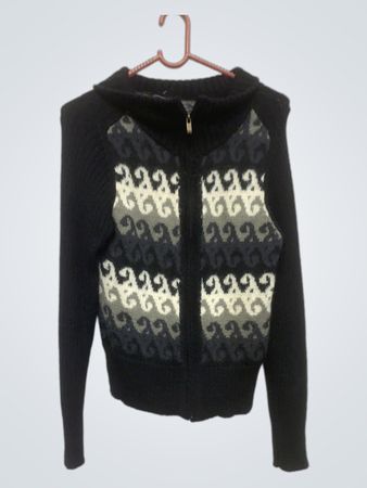Schwarzer und grauer gemusterter Reißverschluss-Pullover