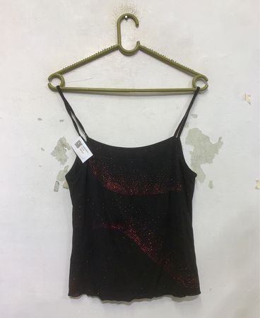 Schwarzes Trägershirt mit rotem Glitzerdetail
