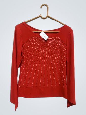 Rotes Langarmshirt mit Strasssteinen