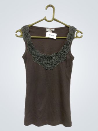Zuki Outlet Edition Braunes Tanktop mit floralen Verzierungen