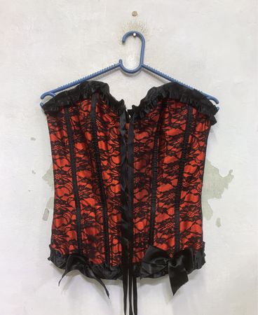 Rotes und schwarzes Spitzen-Corsett