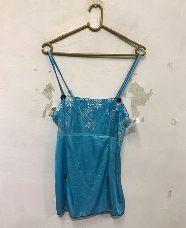 Blaue Spaghettiträgertop mit Spitzenbesatz und floraler Stickerei