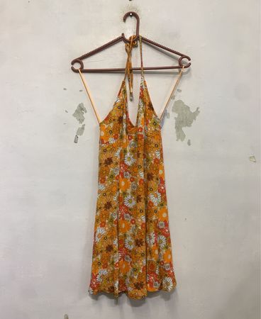Orangenes Blumen-Halsband Kleid