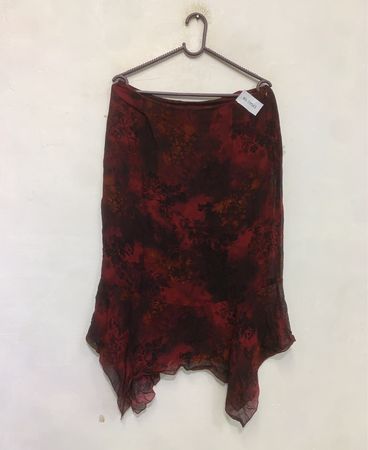 Roter Blumenmuster asymmetrischer Rock