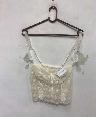 Cremfarbene Spitzen-Camisole mit Rüschen