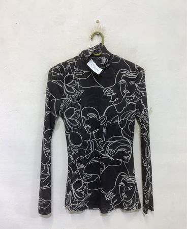 Schwarzer Rollkragenpullover mit abstraktem Gesichtsdruck