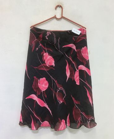 Schwarzer Rock mit pinkem Blumenmuster