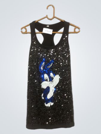Schwarzes, mit Pailletten besetztes Tank-Top mit Grafik eines Cartoon-Hasen.