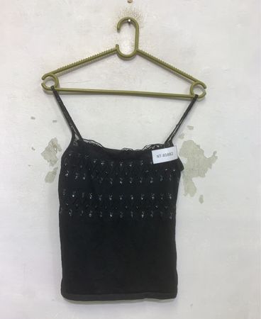 Schwarzes Unterhemd mit Spitzenbesatz und Paillettenverzierung