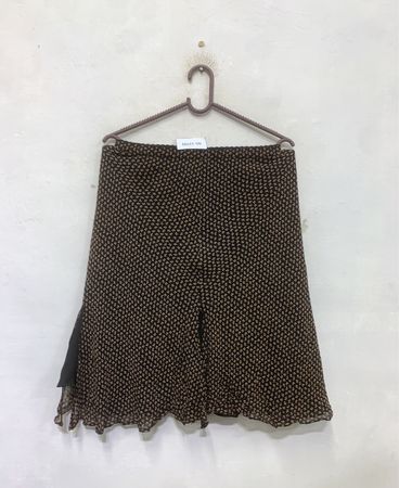 Schwarzer Rock mit kleinem Blumenmuster