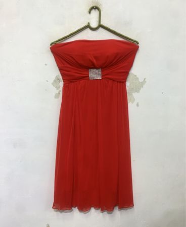 Rotes schulterfreies Kleid mit Strassverzierung