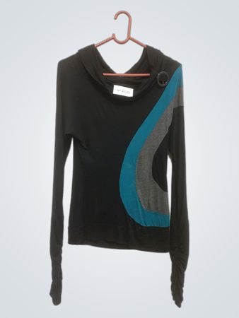 Schwarzes Langarmoberteil mit blauen und grauen Akzenten