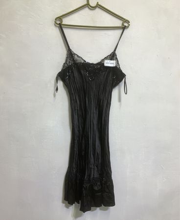 Schwarzes Slipkleid mit Spitze und Pailletten