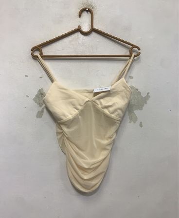 Cremefarbener gerüschter Body