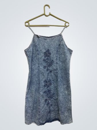 Denimkleid mit floralem Stickerei