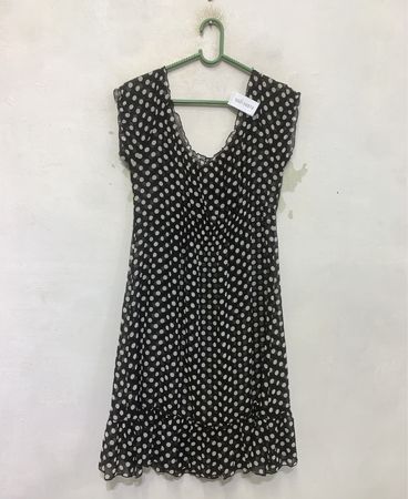 Schwarz-weißes Pünktchenkleid mit Rüsche am Saum