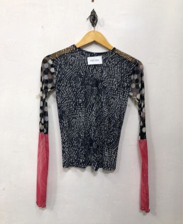 Langärmliges Mesh-Top mit Punkten und abstraktem Muster.