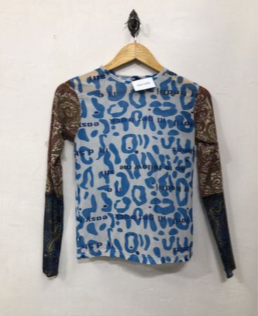 Langärmliges Mesh-Top mit blauem und weißem Muster