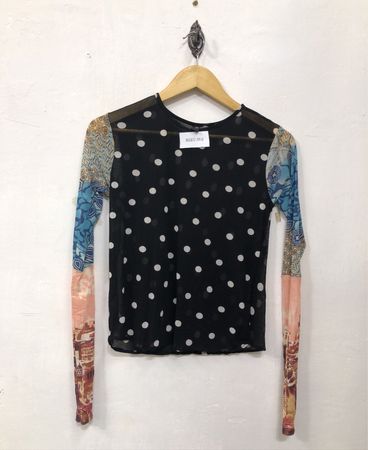 Schwarzes Polka-Dot-Mesh-Top mit gemusterten Ärmeln