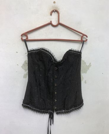 Schwarzes Korsett mit Schnürfront