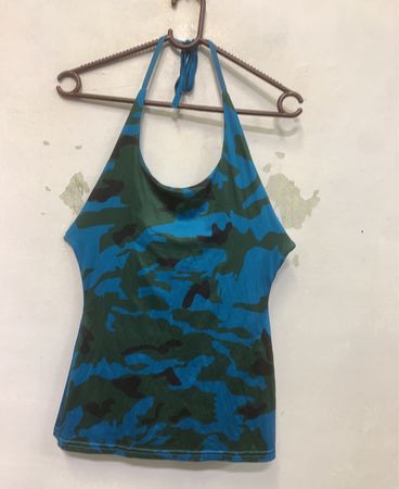 Blaues und grünes Camouflage-Haltertop