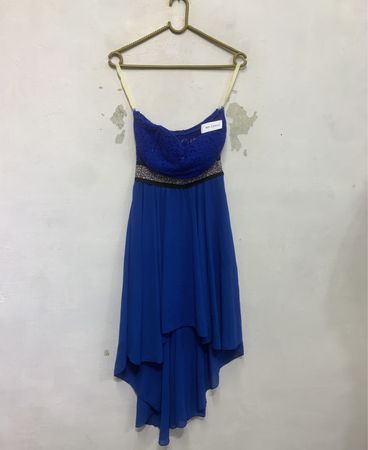 Blaues trägerloses Kleid mit verziertem Taillenbund