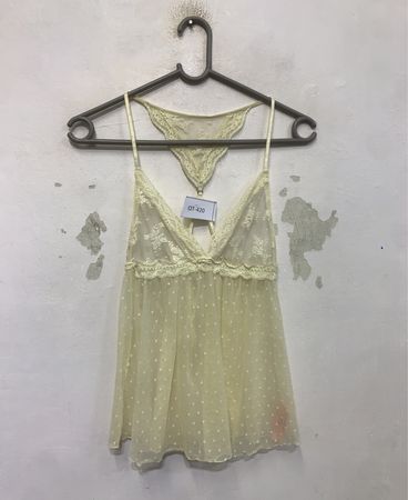 Gelbes Spitzen-Babydoll und String-Set