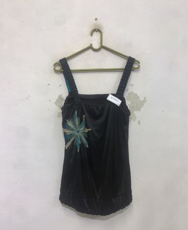 Schwarzes Tanktop mit gesticktem Sternenmotiv