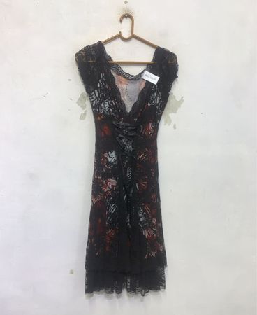Schwarzes Spitzenkleid mit Schmetterlingsdruck