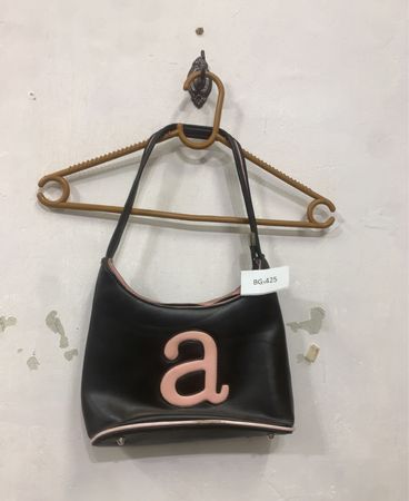 Schwarze Handtasche mit rosa Akzenten und einem großen pinken "a"-Logo