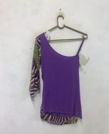 Lila Ein-Schulter-Kleid mit Zebra-Muster