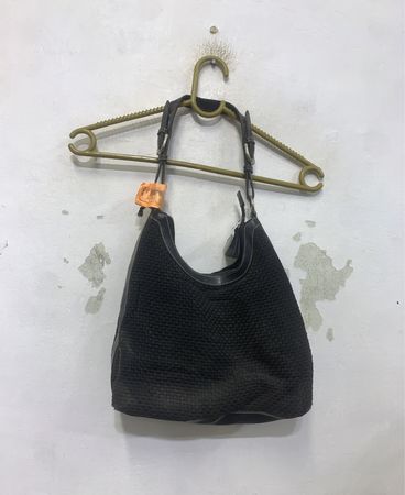 Schwarze gewebte Hobo-Tasche