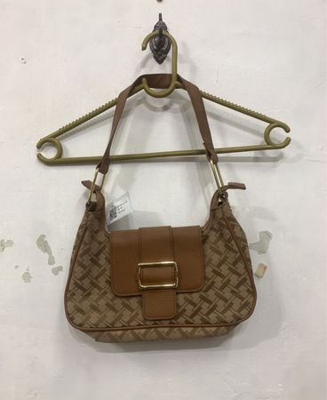 Braune Schultertasche mit goldener Schnallenverzierung