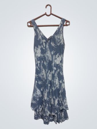 Ärmelloses blaues Kleid mit floralem Druck und Volant-Saum