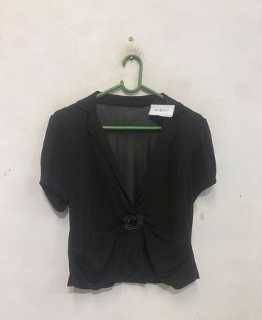 Schwarze Bluse mit "NOBODY" Verzierungen