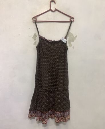 Braun gemustertes Slipkleid mit Rüschensaum
