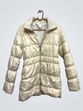 Cremige Pufferjacke mit Gürtel