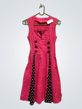 Rosa ärmelloses Kleid mit Punkten