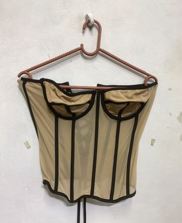 Beige Korsett mit schwarzem Besatz und geschnürtem Rücken