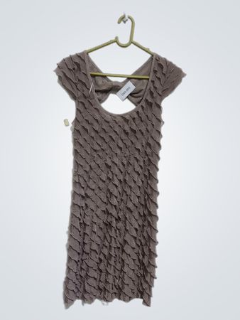 Braunes Rüschkleid mit Schleifendetail