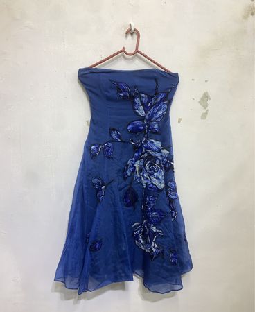 Blaues trägerloses Kleid mit Blumenmuster
