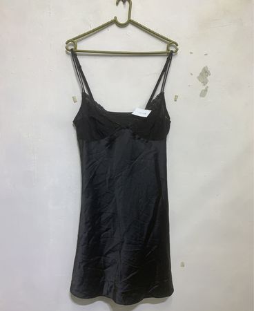 Schlupfkleid mit schwarzer Spitzenkante