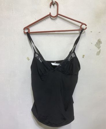 Schwarzes Top mit Spitzenrand und Schleife
