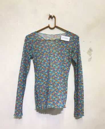 Blaues Blumenshirt mit langen Ärmeln