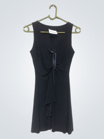 Schwarzes ärmelloses Kleid mit Bindedetail