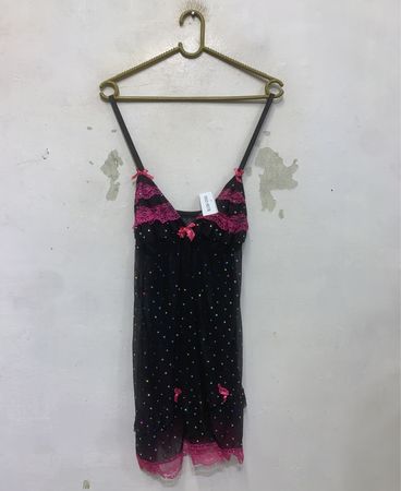 Schwarzes Babydoll mit pinker Spitze und Pailletten