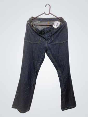 Dunkelwaschung Schlagjeans mit Schnallendetail
